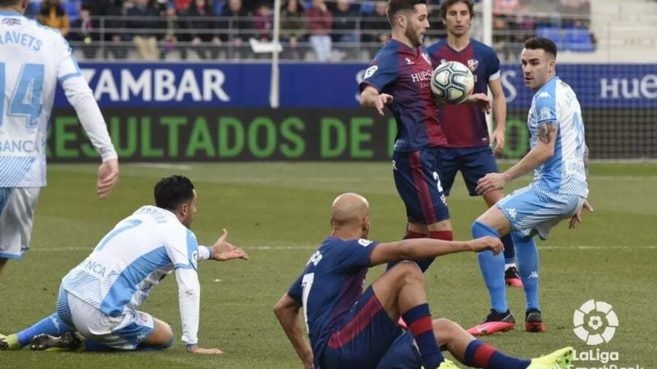 Mosquera, al fondo de la imagen en el Huesca-Lugo. Foto: LFP