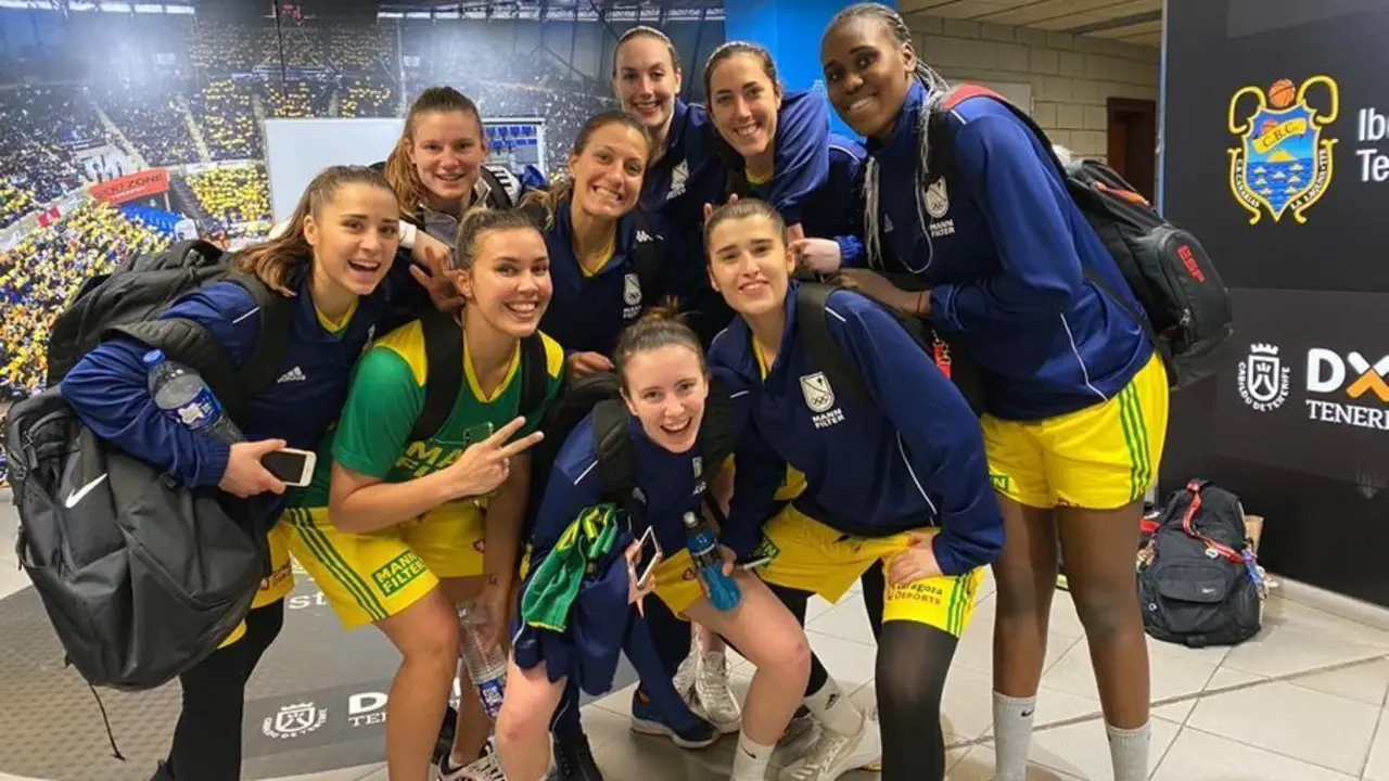 Las jugadoras, exultantes, tras la victoria en Tenerife. Foto: @STCBaloncesto