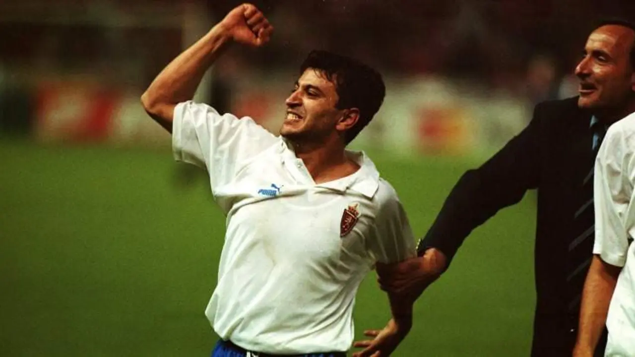 Nayim celebra el t&iacute;tulo de la Recopa que gan&oacute; el Zaragoza gracias a su gol desde el medio campo. Imagen: Reuters