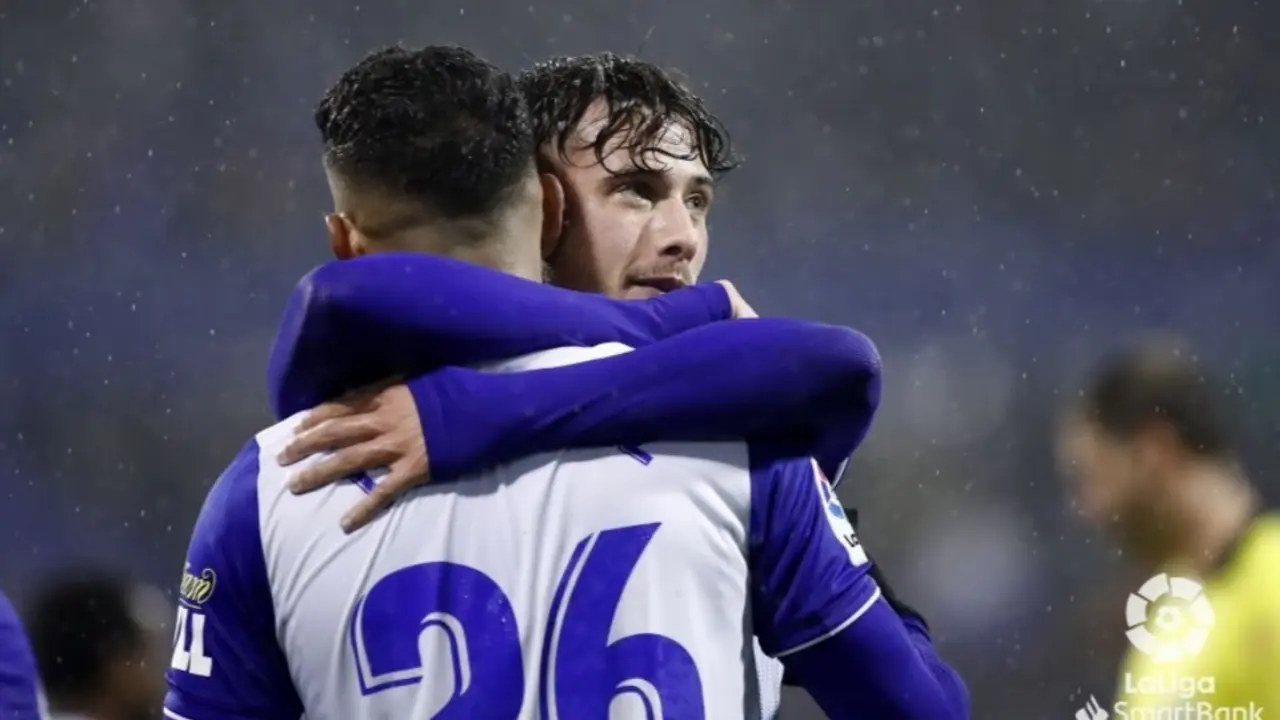 Javi Puado se abraza a Luis Su&aacute;rez para celebrar un gol. Foto: LaLigaSmartbank