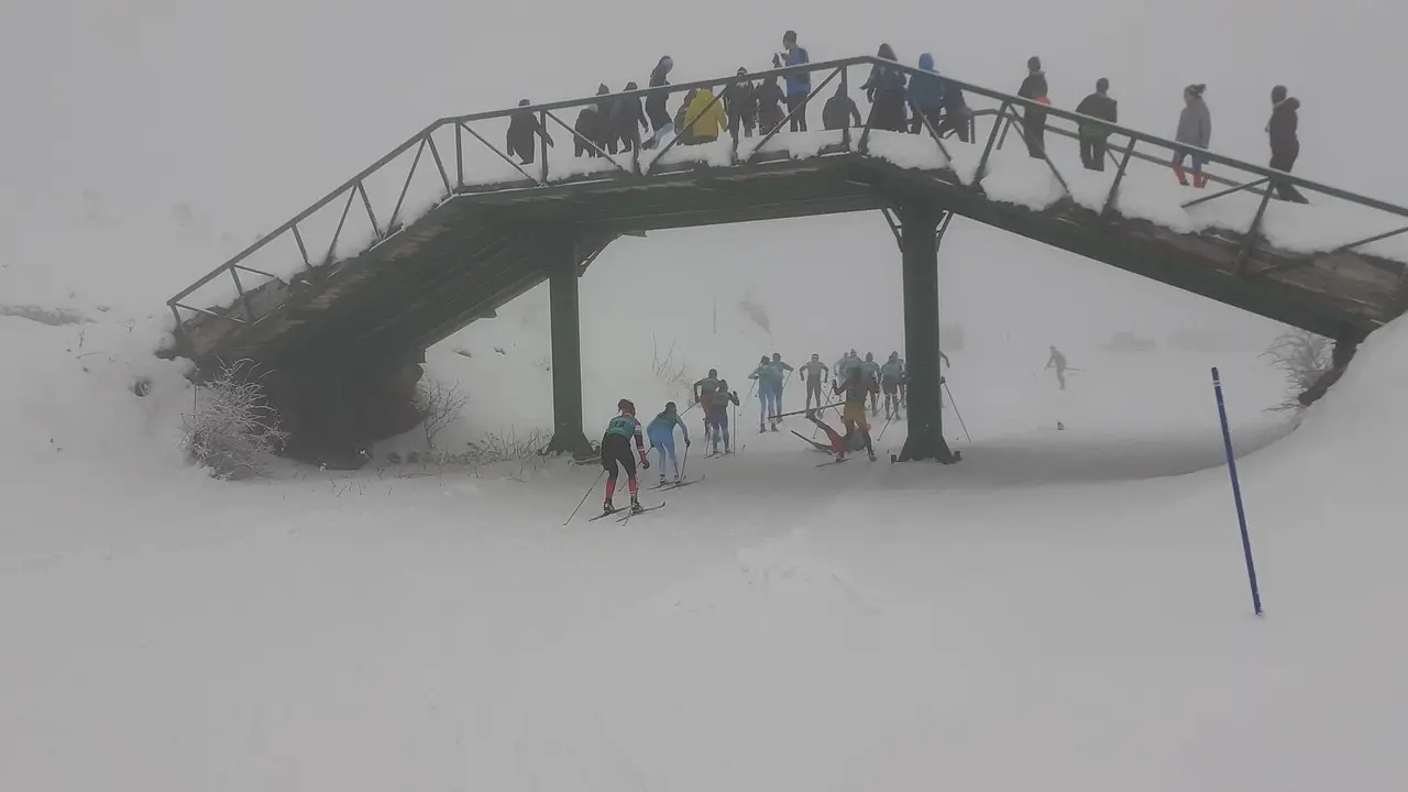 La niebla endureci&oacute; m&aacute;s la prueba de relevos mixto celebrada en Candanch&uacute; y que gan&oacute; al Guardia Civil. Foto: FADI