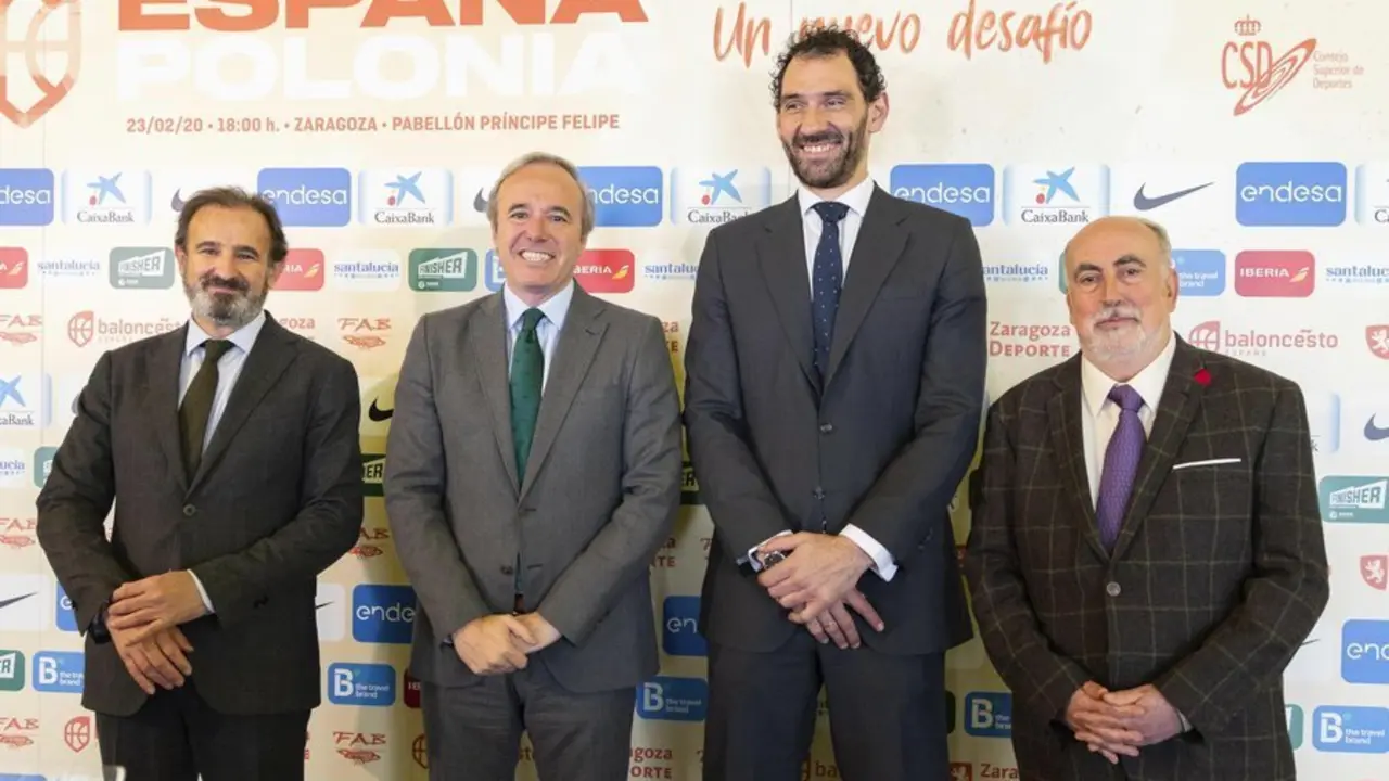 De izquierda a derecha: El consejero de Acci&oacute;n Social, &Aacute;ngel Lor&eacute;n; el alcalde de Zaragoza, Jorge Az&oacute;n; el presidente de la FEB, Jorge Garbajosa y el presidente de la FAB, Txemi Sierra. Foto: Ayuntamiento de Zaragoza