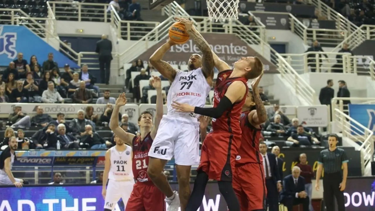 Robin Benzing tapona a Knowles en el encuentro de la primera vuelta. Foto: FIBA