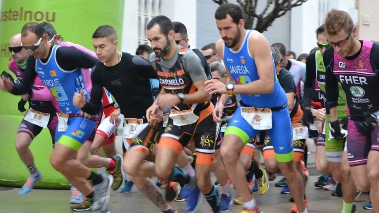 Salida del Triatl&oacute;n de Hijar. | Foto: Javier V&iacute;lchez