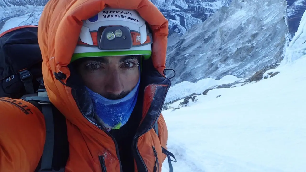 Jonatan Garc&iacute;a, en la imagen, parte ma&ntilde;ana en direcci&oacute;n al CB del Everest. Foto: Cedida