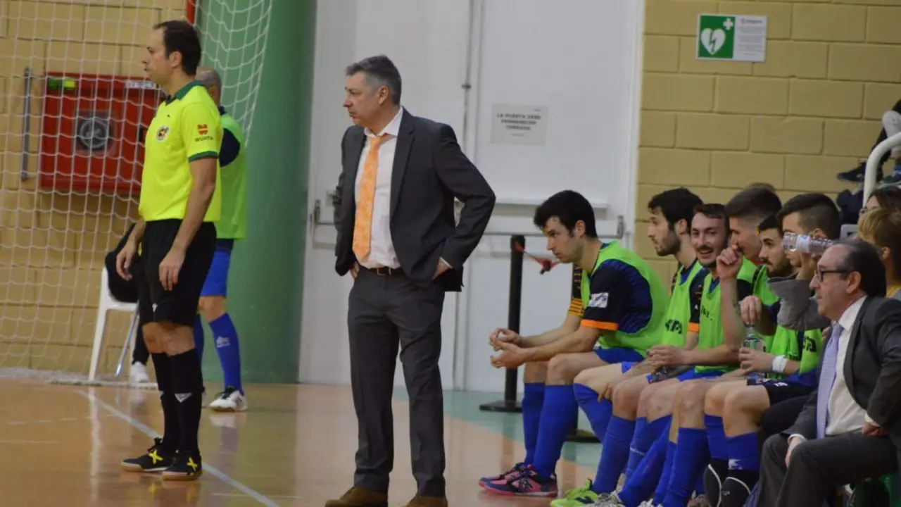 Alfonso Rodr&iacute;guez dirige un partido desde la banda. Foto: Pedro Luis Serrano