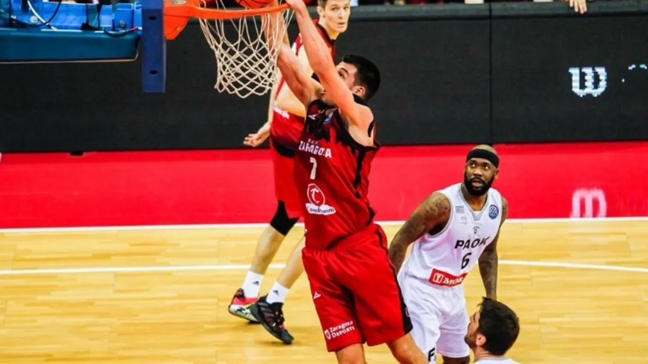 Barreiro se cuelga del aro en un poderoso mate. Foto: Esther Casas/FIBA