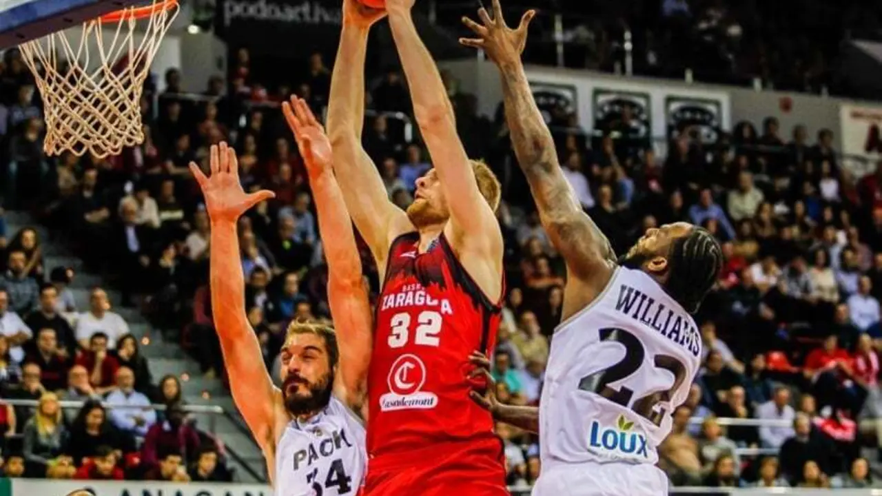 Hlinason se agiganta para capturar un rebote. Foto: Esther Casas/FIBA