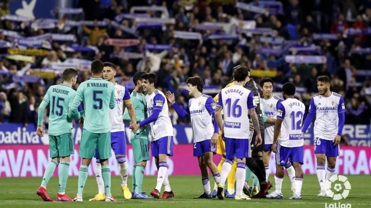 Los jugadores del Real Zaragoza en el centro del campo al caer eliminados en la Copa del Rey la temporada pasada. Foto: LaLiga
