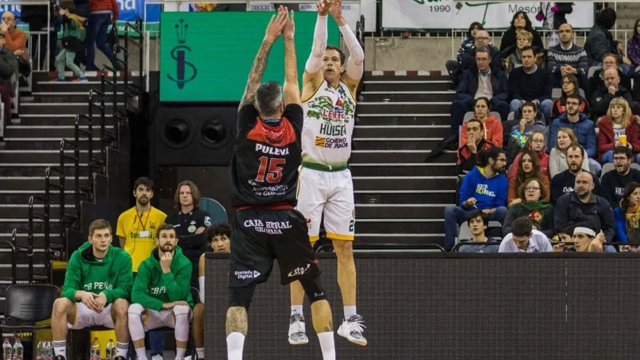 David Skara lanza a canasta en el partido de Granada | Foto: Esteban Sierra / Fundaci&oacute;n CBG