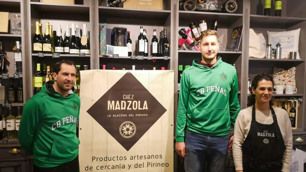 De izquierda a derecha Arenas, Vucetic y Elena Bernad, responsable de Chez Marzola, tienda donde ha sido la rueda de prensa del Levitec Huesca Gipuzkoa Basquet. Foto: CB Pe&ntilde;as
