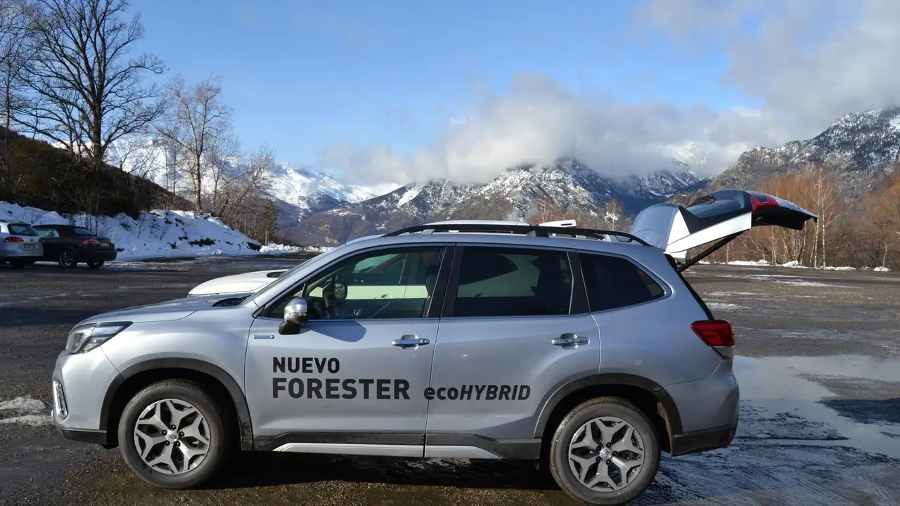 El nuevo Forester ecoHybrid en el aparcamiento de Cerler con la sierra de Ch&iacute;a al fondo de la imagen. Foto: Sportaragon