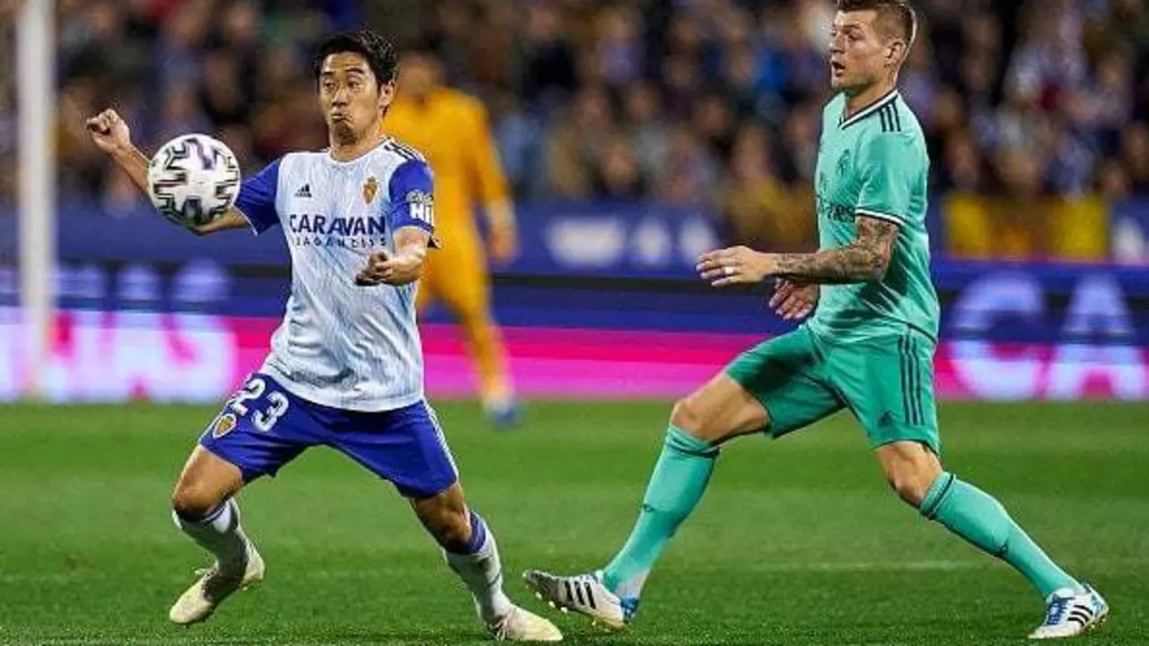 Kagawa controla el bal&oacute;n junto a Kroos. Foto: Real Zaragoza