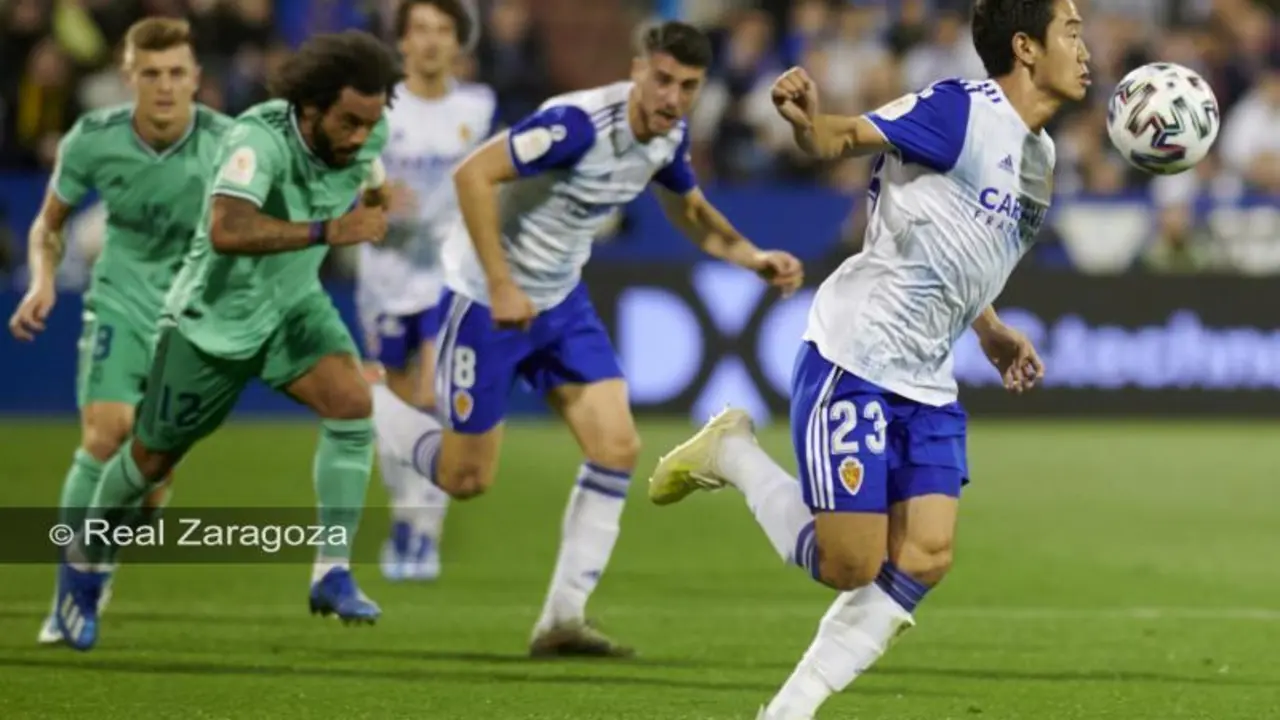 Kagawa perseguido por Marcelo. | Foto: Real Zaragoza