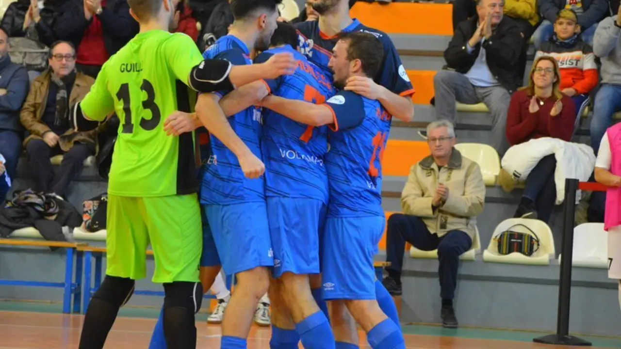 Los jugadores celebran un gol. Foto: Pedro Luis Serrano