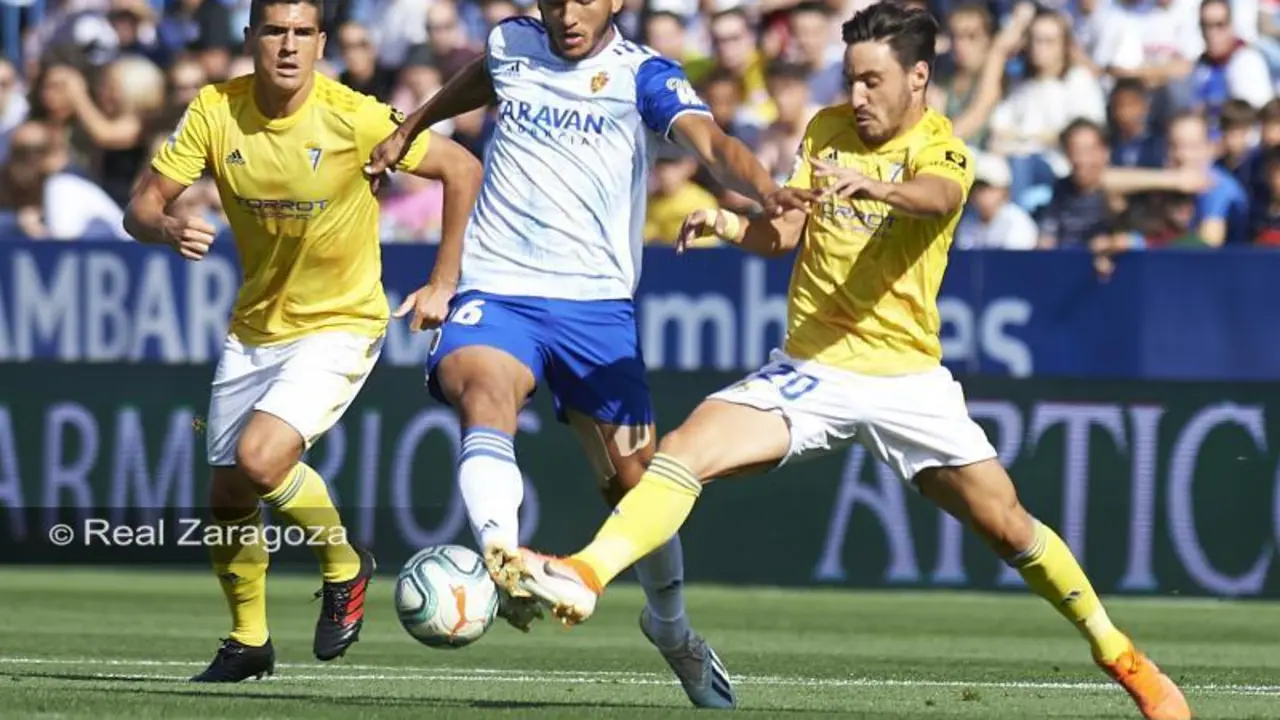 Lu&iacute;s Su&aacute;rez, peleando un bal&oacute;n contra dos jugadores del C&aacute;diz. Foto: Tino Gil / Real Zaragoza