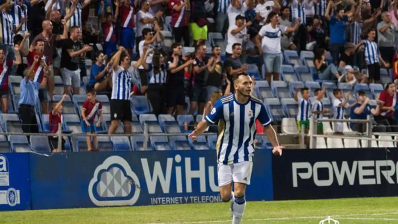 Alfonso Fern&aacute;ndez celebra un gol con el Recreativo