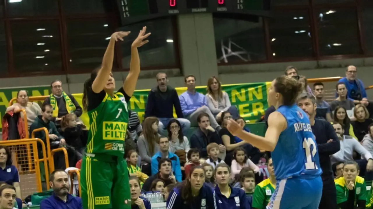 Paola Ferrari lanza desde lejos. Foto: @STCBaloncesto