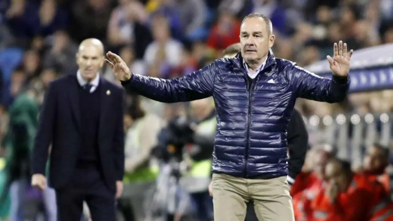 V&iacute;ctor Fern&aacute;ndez dirigiendo a los suyos ante el Real Madrid en Copa