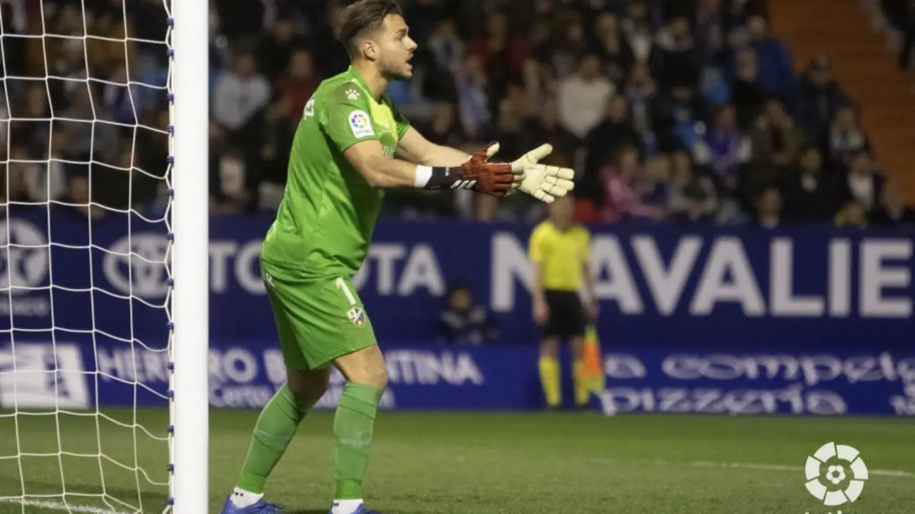 &Aacute;lvaro da instrucciones durante el partido en Ponferrada | Foto: LaLiga