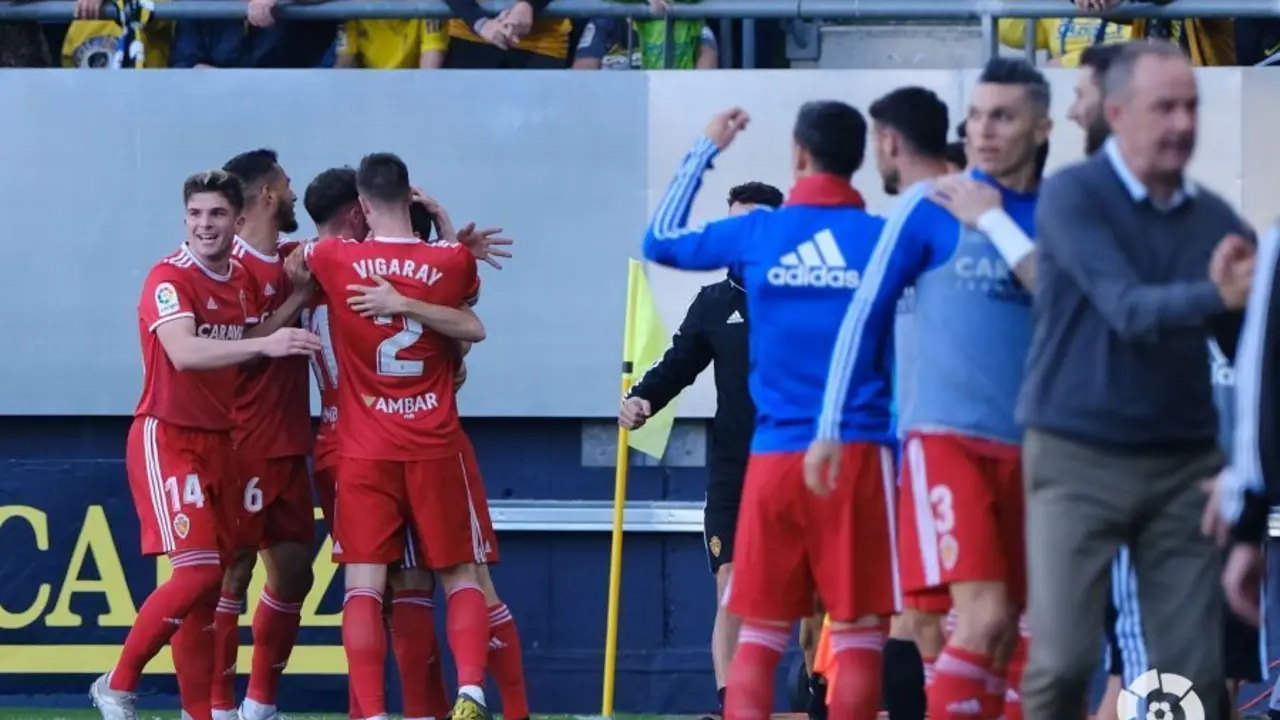 El Real Zaragoza celebra el 0 a 1 ante el C&aacute;diz. Foto: La Liga