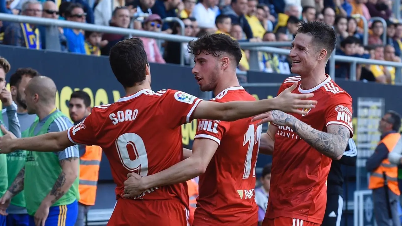 Alberto Soro celebrando el 0-1 en el Ram&oacute;n de Carranza con Javi Puado y Vigaray. Foto: Real Zaragoza