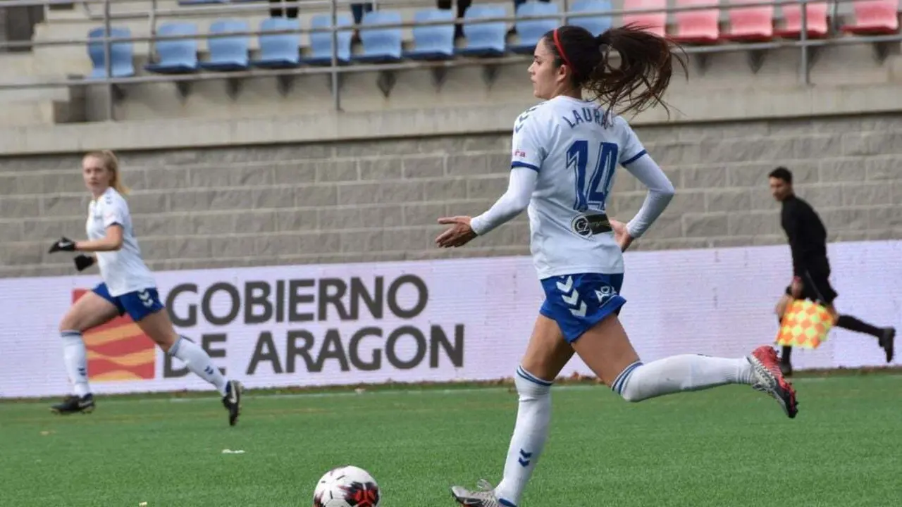 Laura conduce el bal&oacute;n con el Zaragoza CFF. Foto: https://partidosdelzaragozacff.wordpress.com/