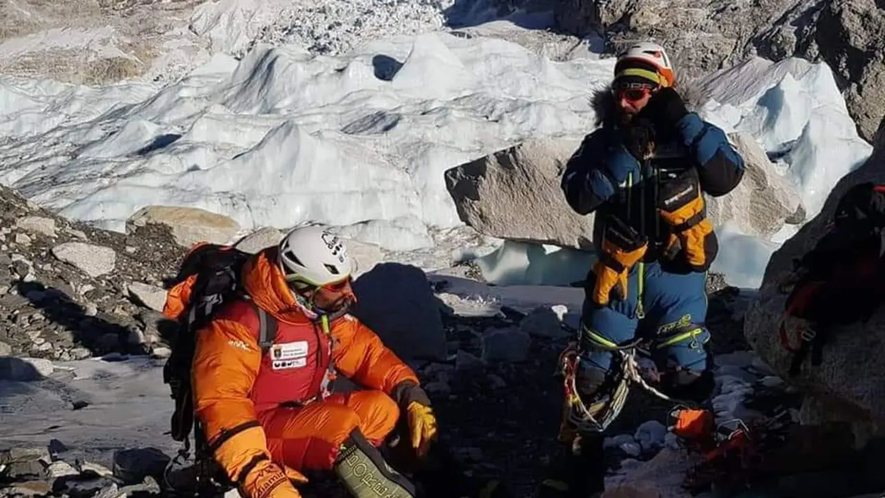 Jonatan Garc&iacute;a, a la izquierda de la imagen, en una foto de su muro de FB donde se ha dado a conocer su accidente en el Everest.