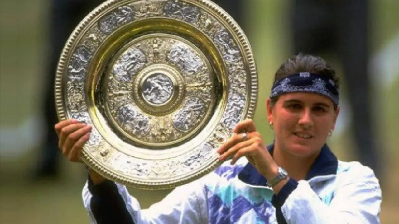 La tenista Conhita Mart&iacute;nez con el mayor t&iacute;tulo que logr&oacute; como jugadora, el torneo de Wimbledon en el 94. / EFE