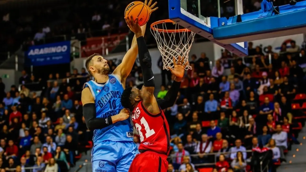 Dylan Ennis culmina una bandeja en el encuentro de ida ante Brindisi. Foto: Esther Casas/FIBA
