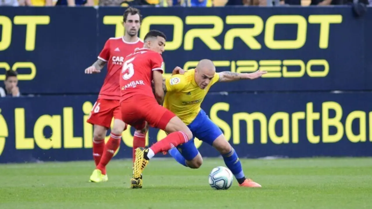 Jorge Pombo disputa un bal&oacute;n con el Yamiq, reciente fichaje del Real Zaragoza | Foto: C&aacute;diz CF