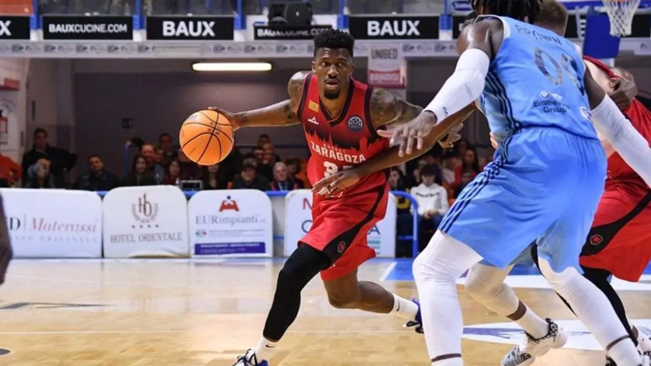 Dylan Ennis busca a un compa&ntilde;ero. Foto: FIBA