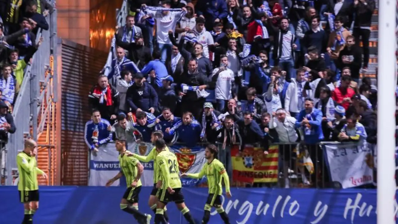 El Real Zaragoza junto a su afici&oacute;n. Foto: Real Zaragoza