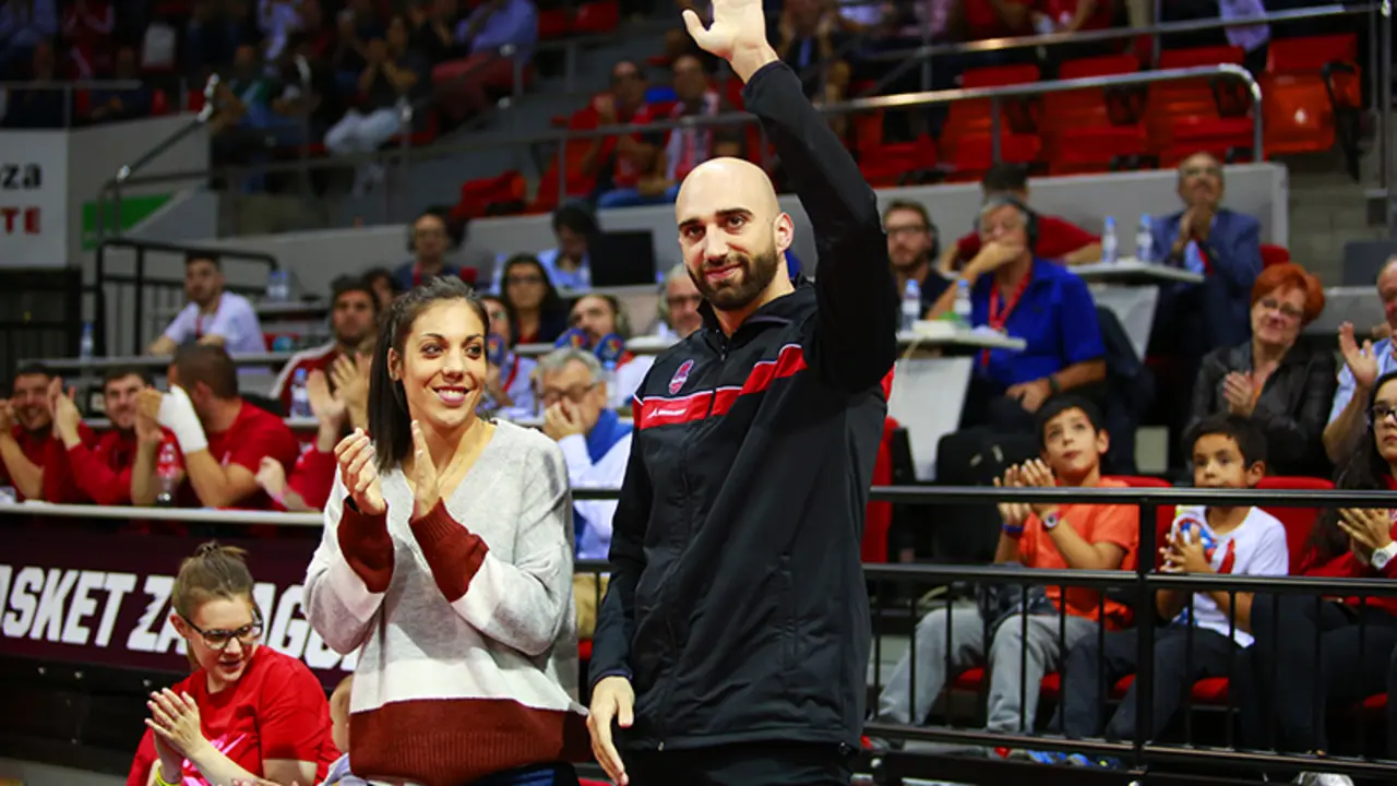 Cristina Ouvi&ntilde;a y Juan Carlos Palacio durante un partido del Casademont Zaragoza en el Pr&iacute;ncipe Felipe | Basket Zaragoza