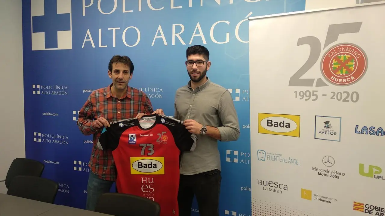 Carlos Marco de la Policl&iacute;nica Alto Arag&oacute;n, con el jugador del Bada Huesca, Joao Pinto, al que patrocinan esta temporada. Foto: Sportaragon