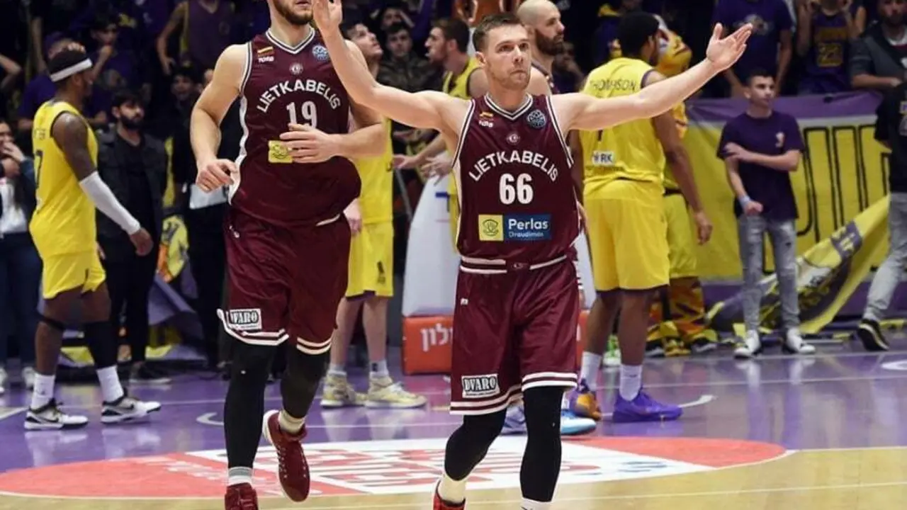 Martynas Sajus y Paulis Valinskas celebran la clasificaci&oacute;n anoche del Lietkabelis. Foto: FIBA
