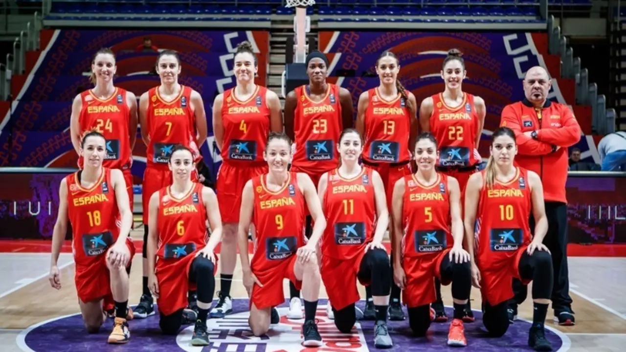Cristina Ouvi&ntilde;a, segunda abajo por la derecha, junto a sus compa&ntilde;eras. Foto: FIBA