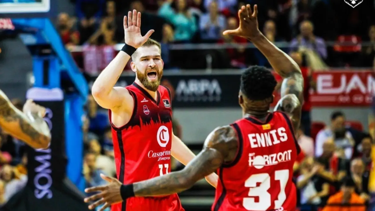 Radovic y Ennis celebran una acci&oacute;n ante UCAM Murcia. Foto: Esther Casas/Casademont Zaragoza
