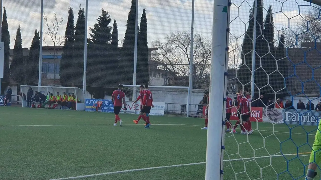 El equipo de La&iacute;nez celebra un tanto. | Foto: CD Teruel