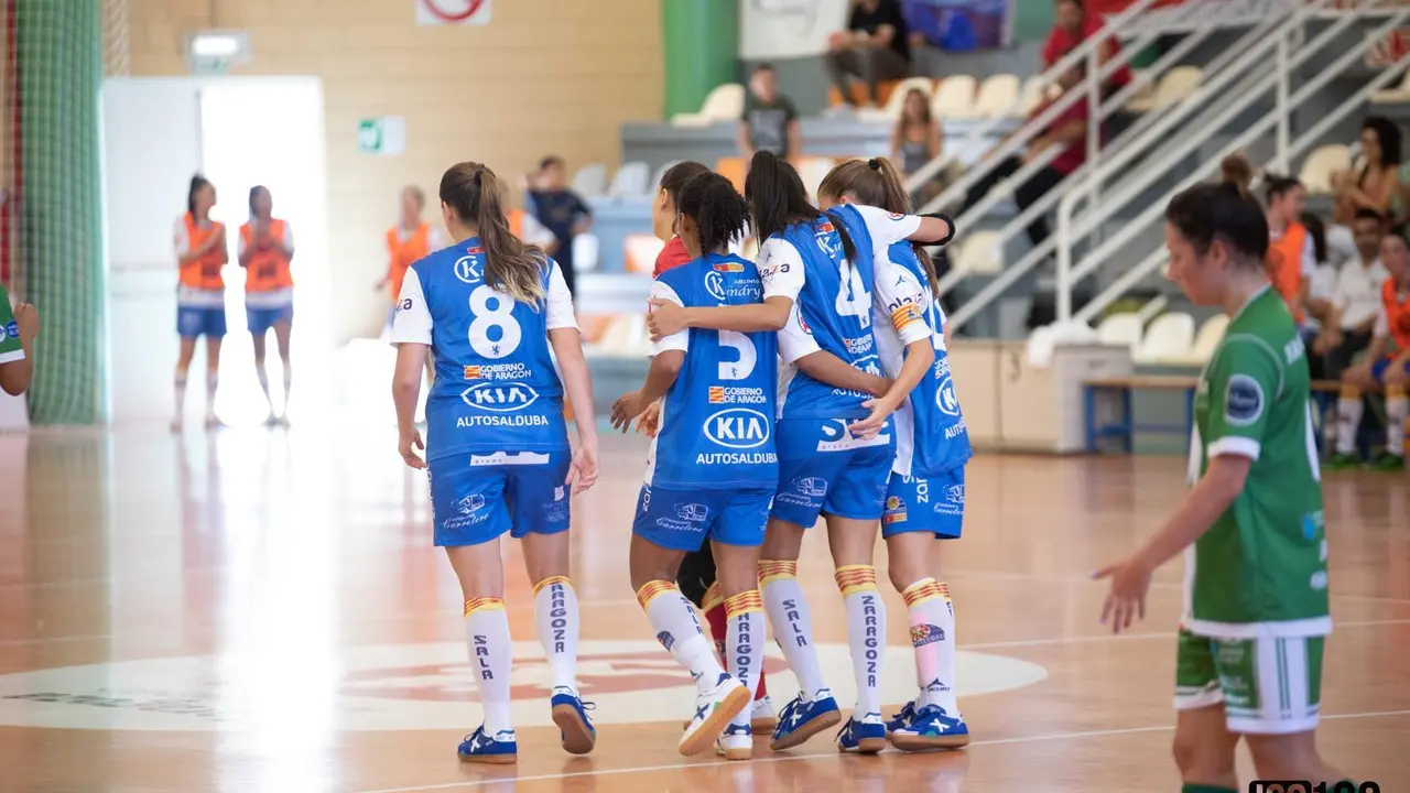 Las jugadoras se abrazan tras un gol. Foto: Sala Zaragoza