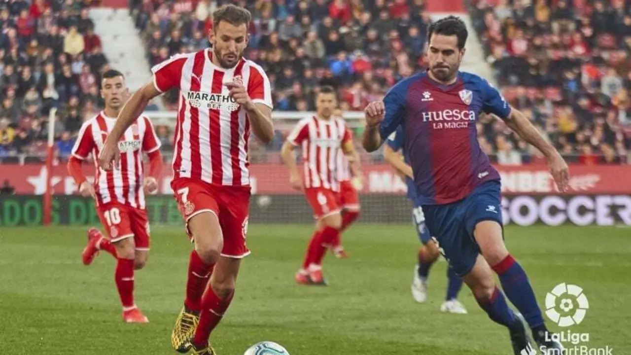 Insua, al cruce, en un partido de esta temporada contra el Girona. Foto: LaLiga