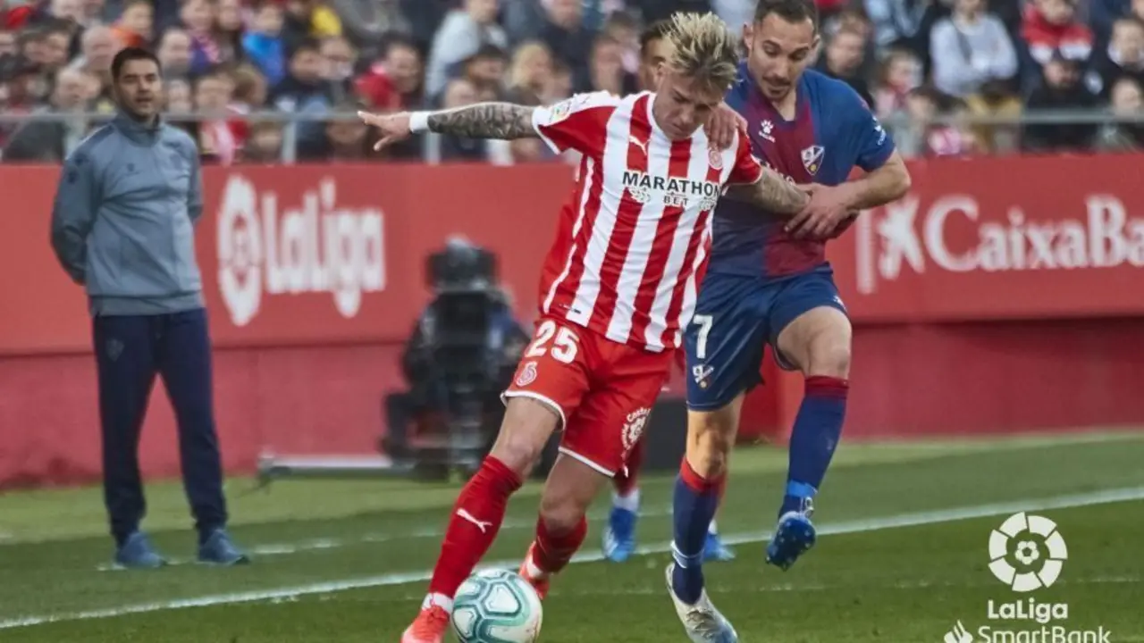 David Ferreiro pugna por el esf&eacute;rico | Foto: LaLiga