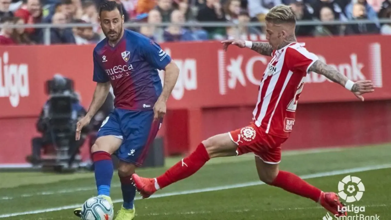Pedro L&oacute;pez busca el pase para evitar al jugador del Girona. Foto: LaLiga