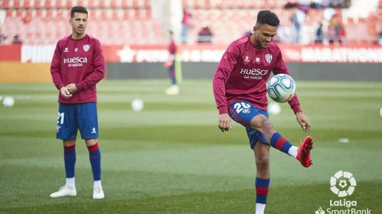 Mboula durante un calentamiento con el Huesca I Foto: LaLiga