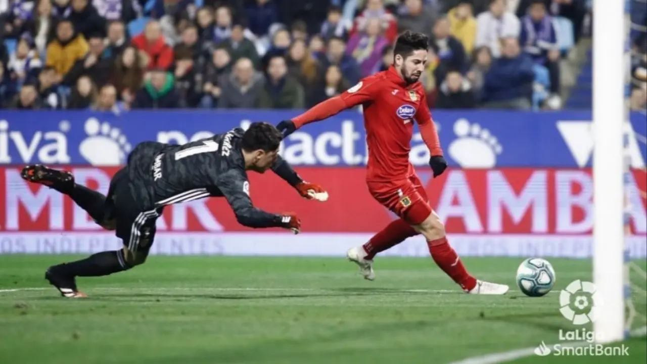 Cristian &Aacute;lvarez persigue a un rival. Foto: LaLiga Smartbank