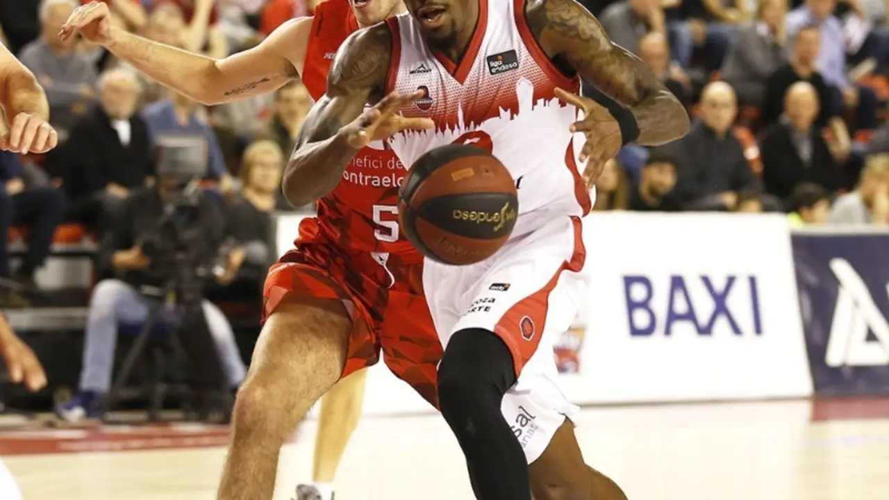 Dylan Ennis sube el bal&oacute;n. Foto: ACB
