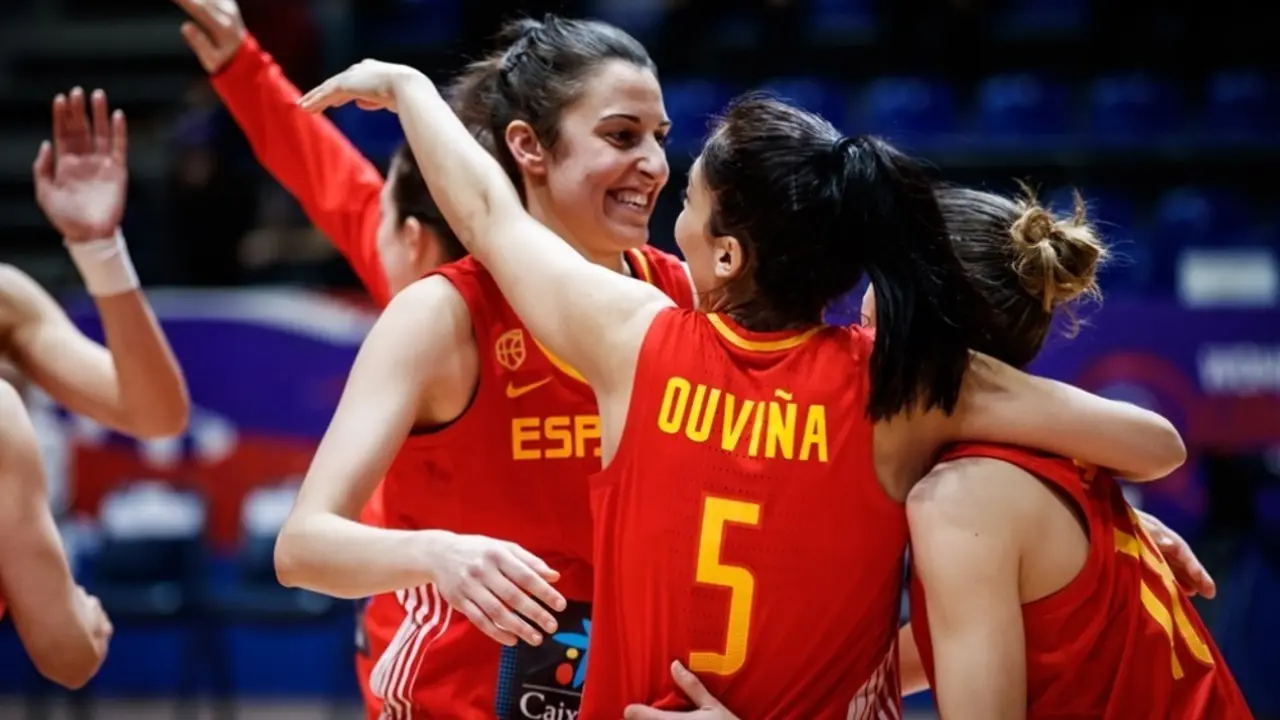 Cristina Ouvi&ntilde;a se abraza con unas compa&ntilde;eras. Foto: FIBA