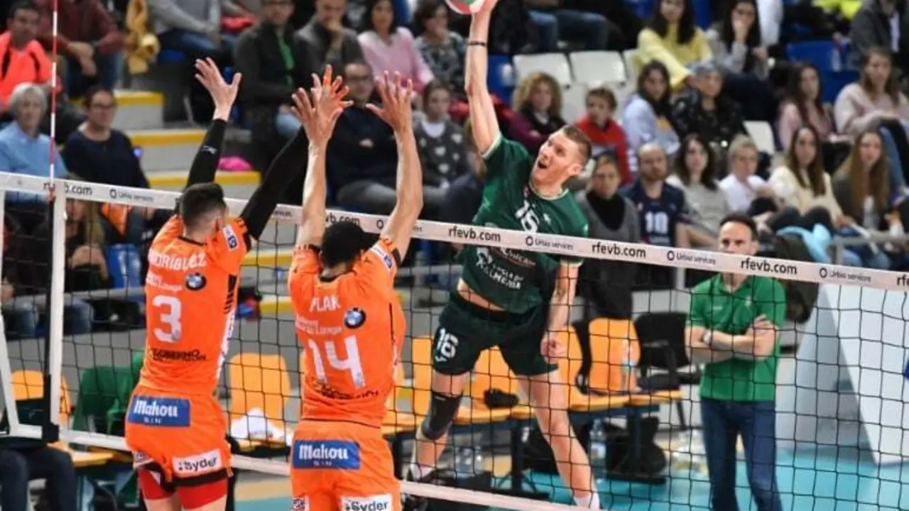 Una acci&oacute;n durante un partido entre Unicaja Almer&iacute;a y CV Teruel | Foto: RFEVB