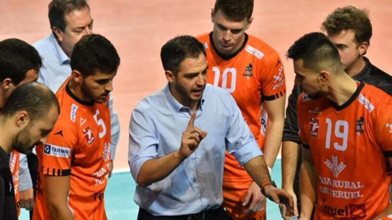 Rivera dando instrucciones a sus jugadores.