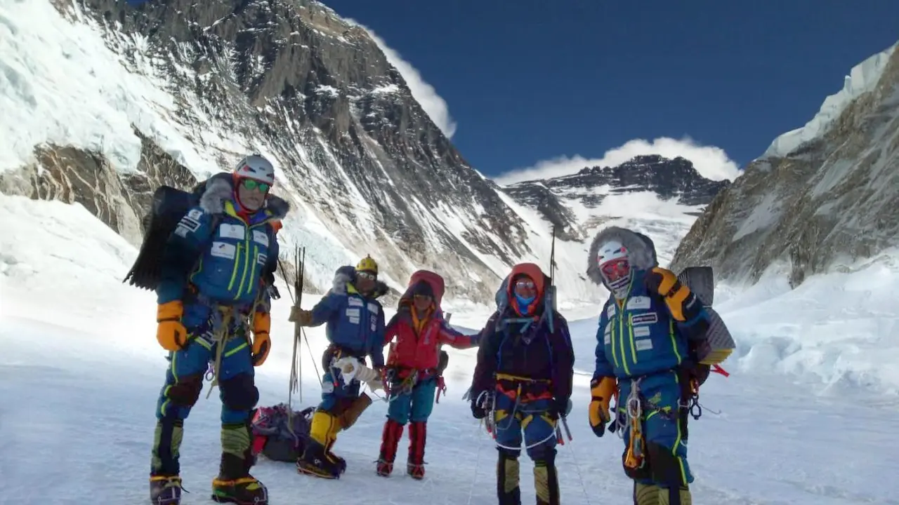 La expedici&oacute;n de Alex Txikon en el tr&aacute;nsito del Campo 1 al Campo 2. Foto: Cedida